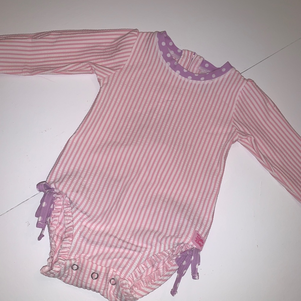 Striped seersucker one piece rash guard 💗🤍💜